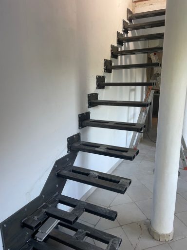 Escalier moderne avec des marches flottantes et une structure en métal.